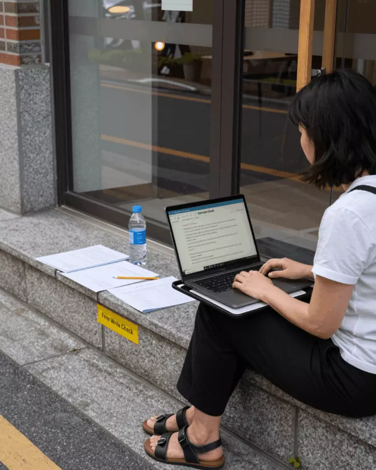 a Korean woman in her late 20s preparing online for 무료 IELTS 작문 검사기: 밴드 7에 유용합니까, 아니면 충분하지 않습니까?