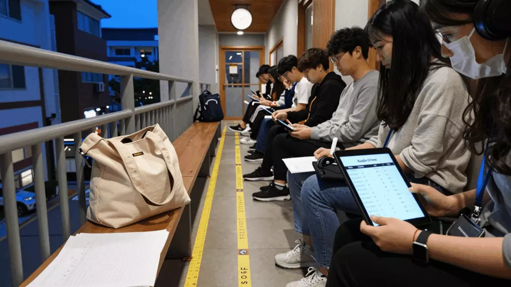 a Korean woman in her late 20s working through 시뮬레이트