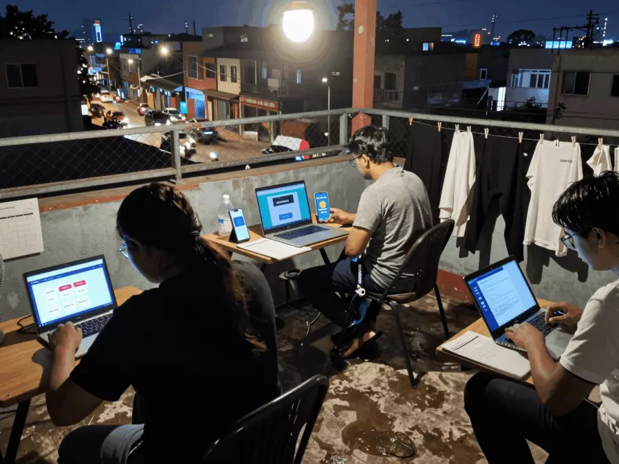 प्रारम्भिक IELTS शिक्षार्थीले व्याकरण शब्दावली र सुन्ने आधारहरू निर्माण गर्दछ