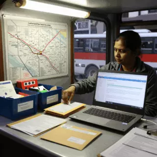 IELTS लेखन प्रम्प्ट कार्य बहाव नोटहरू सुधारको लागि चिन्ह लगाइएको छ