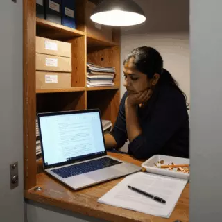 निबन्ध पेपर र घडीको साथ समयबद्ध IELTS लेखन अभ्यास सेटअप