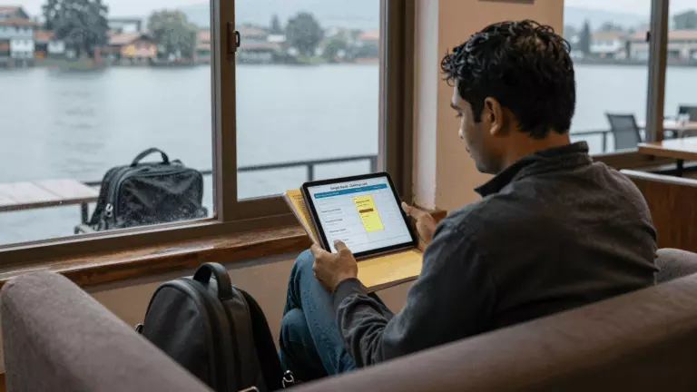 a Nepali woman in her late 20s preparing online for तपाईँको लक्ष्य स्कोरको लागि उत्तम IELTS अनलाइन पाठ्यक्रम कसरी छनौट गर्ने