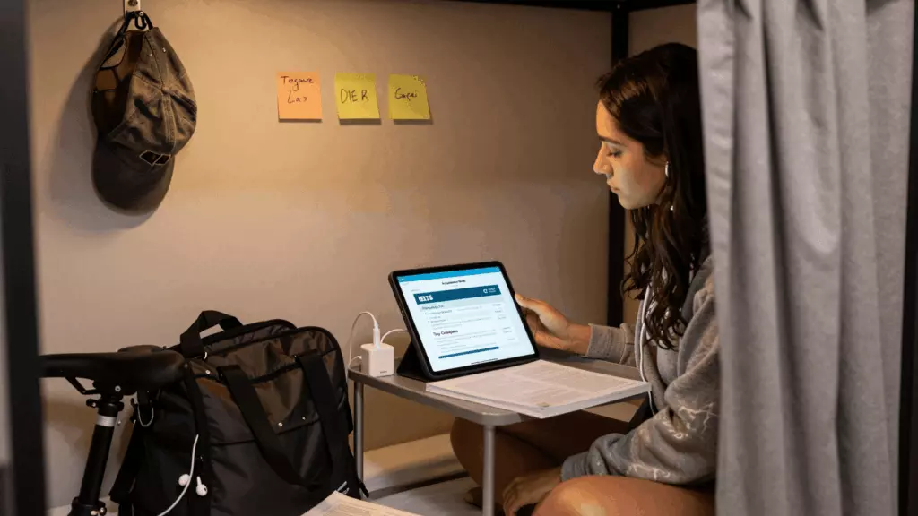 a Brazilian woman in her late 20s working through Estude