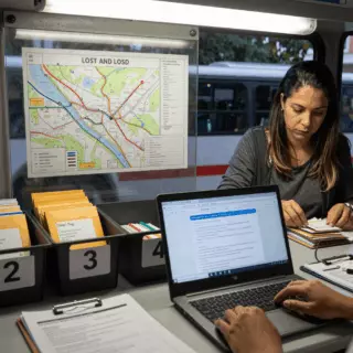 Prompt de escrita do IELTS com notas de desvio de tarefa marcadas para correção