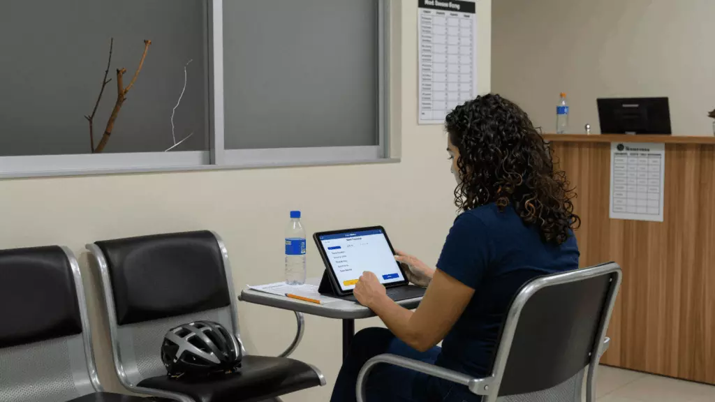 a Brazilian woman in her late 20s working through Simular
