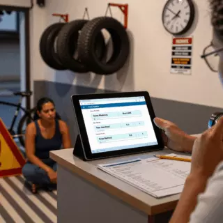 Configuração silenciosa do teste prático IELTS com fones de ouvido e notebook