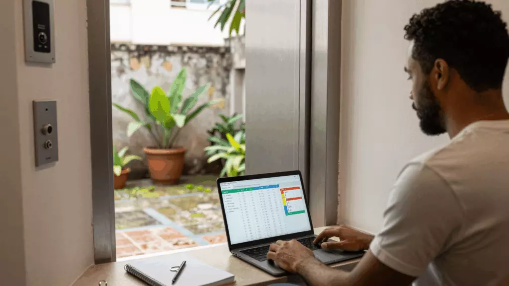 a Brazilian woman in her late 20s working through Escolha