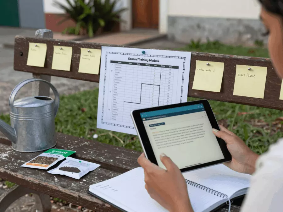 Aluno do IELTS comparando treinamento geral e percursos acadêmicos em uma mesa de estudos
