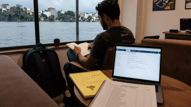 a Brazilian woman in her late 20s preparing online for Como escolher o melhor curso on-line do IELTS para sua pontuação desejada