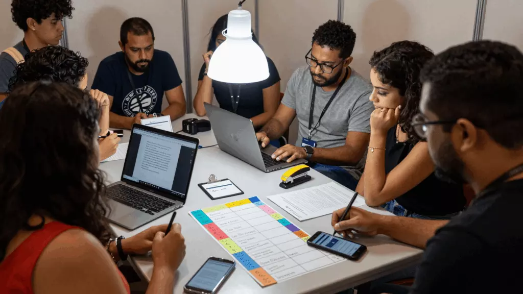 a Brazilian woman in her late 20s working through Comparar