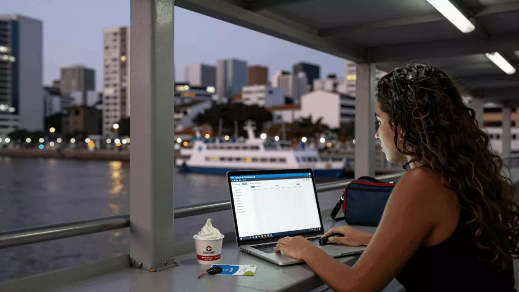 a Brazilian woman in her late 20s working through Decidir