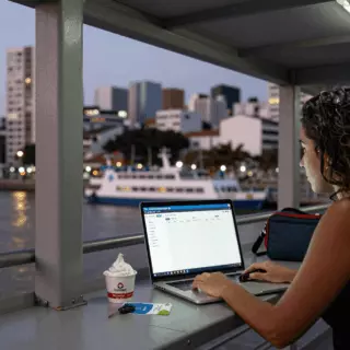 IELTS aluno completando uma lista de verificação de entrada de nível