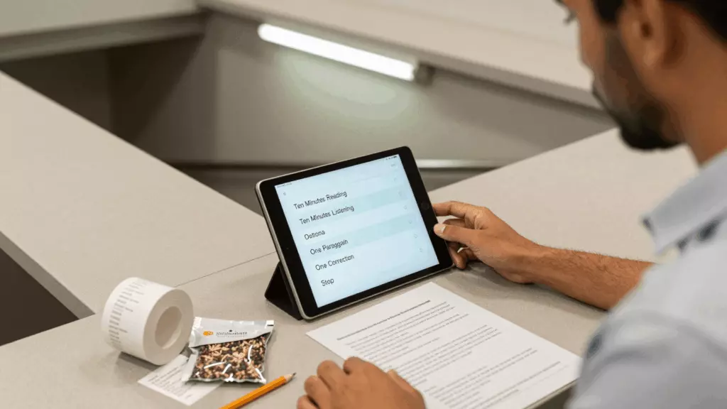 a Brazilian woman in her late 20s working through Prática