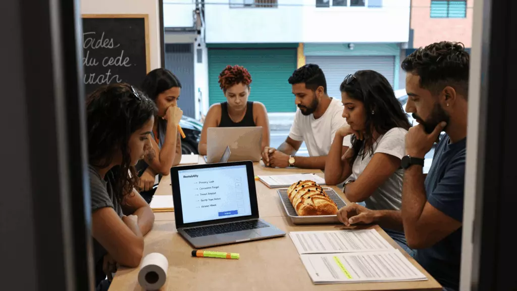 a Brazilian woman in her late 20s reviewing an IELTS online course workflow