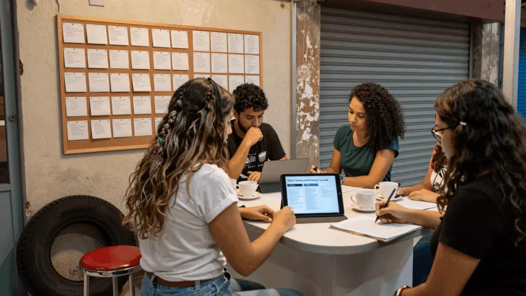 a Brazilian woman in her late 20s working through Planejar