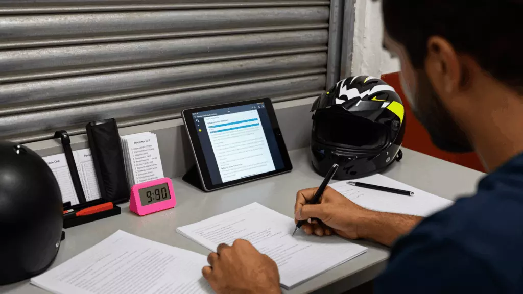 a Brazilian woman in her late 20s working through Rascunho
