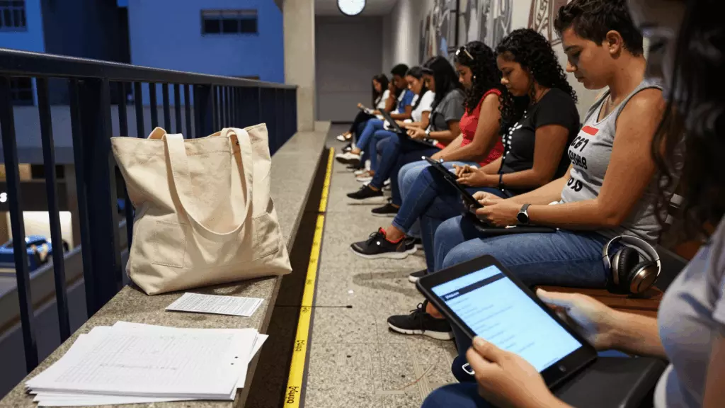 a Brazilian woman in her late 20s working through Simular