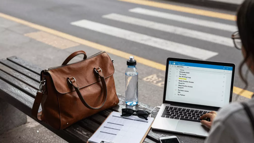 a Brazilian woman in her late 20s working through Filtrar