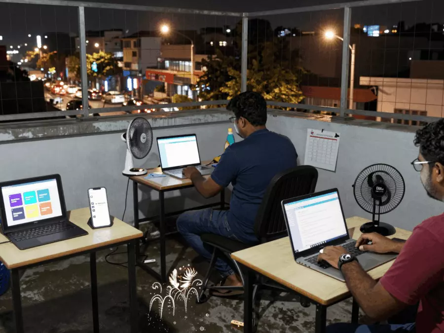 ආරම්භක IELTS ඉගෙන ගන්නන් ව්‍යාකරණ වචන මාලාව සහ සවන්දීමේ පදනම් ගොඩනඟයි