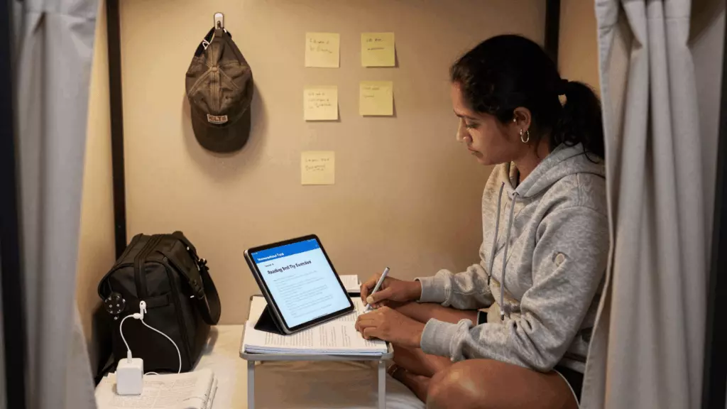 IELTS ඔන්ලයින් පාඩමක් අධ්යයනය කරන ඉගෙන ගන්නියක්