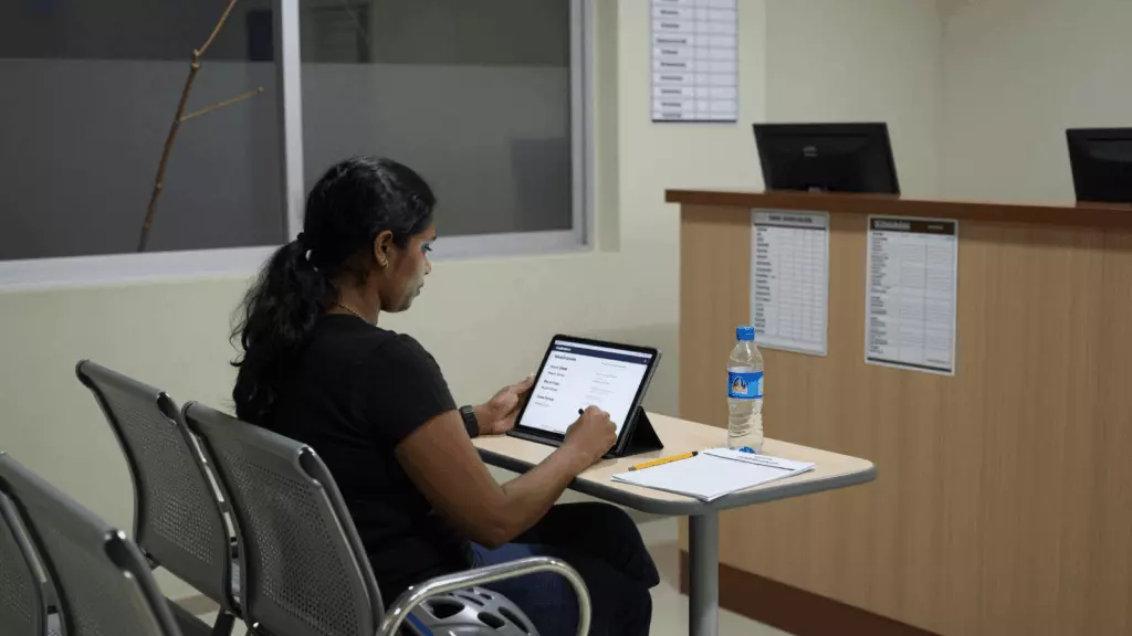 කාලානුරූපී IELTS පුහුණු පරීක්ෂණයක් ආරම්භ කරන ඉගෙන ගන්නියක්