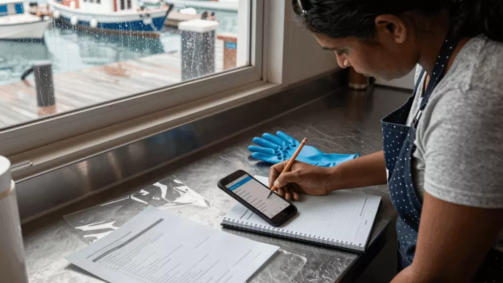 a Sri Lankan woman in her late 20s working through පරීක්ෂා කරන්න