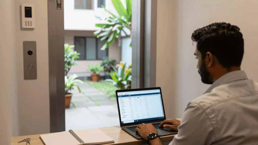 a Sri Lankan woman in her late 20s working through තෝරන්න