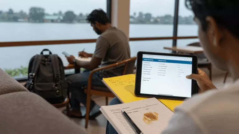 a Sri Lankan woman in her late 20s preparing online for ඔබේ ඉලක්ක ලකුණු සඳහා හොඳම IELTS ඔන්ලයින් පාඨමාලා තෝරා ගන්නේ කෙසේද