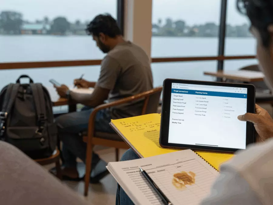 IELTS ලිවීමේ ප්‍රතිචාරය කාර්ය සටහන් සහ නිවැරදි කිරීමේ ලකුණු සමඟ සංශෝධනය කෙරේ