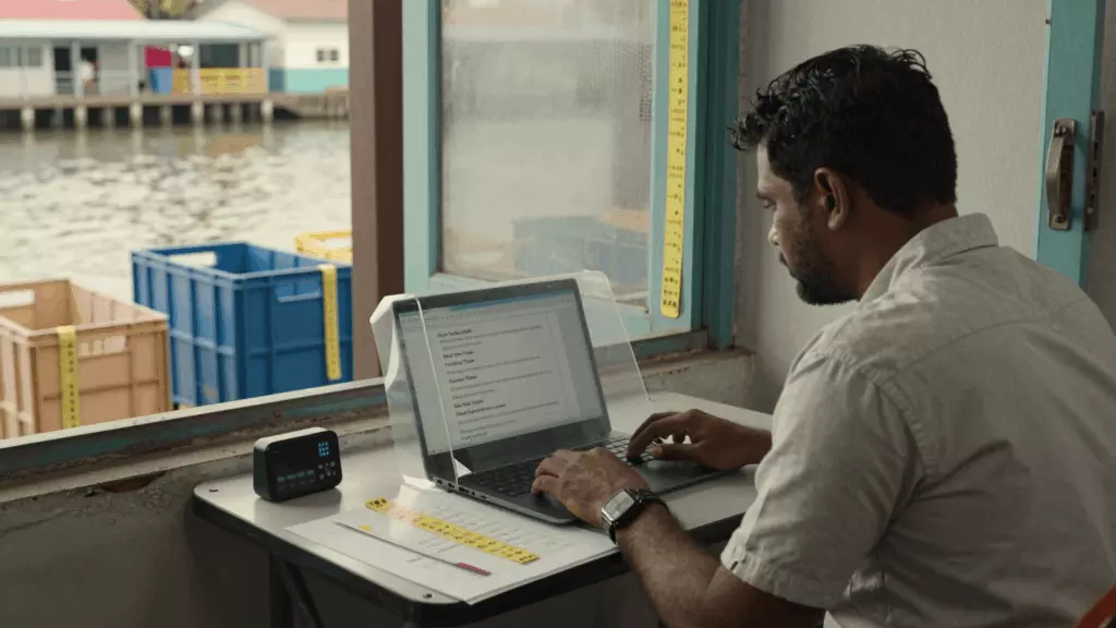 a Sri Lankan woman in her late 20s working through පුහුණු වන්න