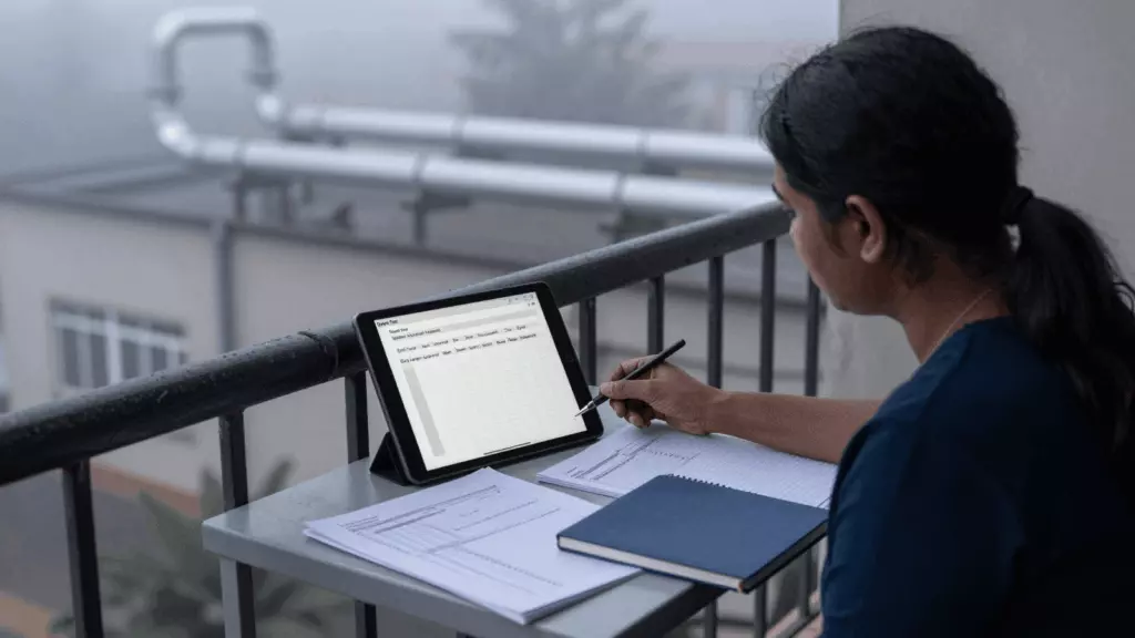 a Sri Lankan woman in her late 20s working through ස්ථාවර කරන්න