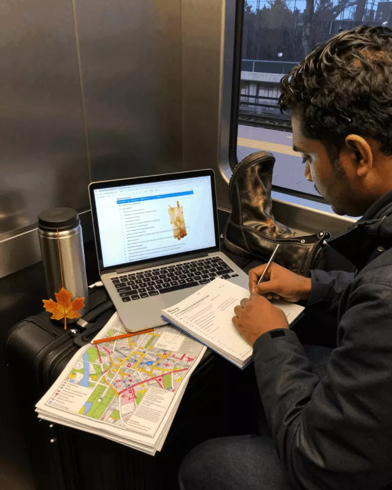 a Sri Lankan woman in her late 20s preparing online for IELTS කැනඩා සංක්‍රමණ සඳහා සාමාන්‍ය පුහුණුව: පාඨමාලා සහ අධ්‍යයන සැලැස්ම