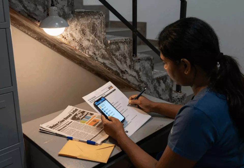 a Tamil woman in her late 20s choosing the next IELTS prep step online
