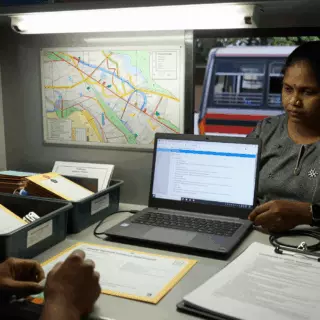 ஐஇஎல்டிஎஸ் எழுதும் ப்ராம்ட், திருத்தத்திற்காக குறிக்கப்பட்ட பணிச் சறுக்கல் குறிப்புகள்