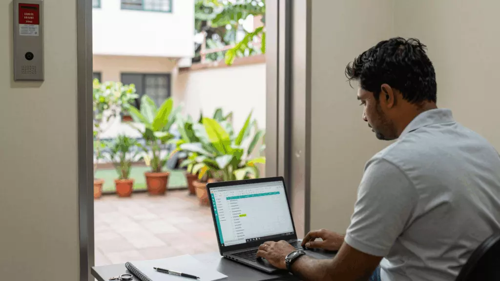 a Tamil woman in her late 20s working through தேர்வு செய்யவும்