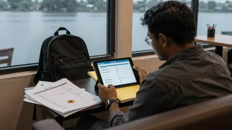 a Tamil woman in her late 20s preparing online for உங்கள் இலக்கு மதிப்பெண்ணுக்கான சிறந்த IELTS ஆன்லைன் பாடத்திட்டத்தை எவ்வாறு தேர்வு செய்வது