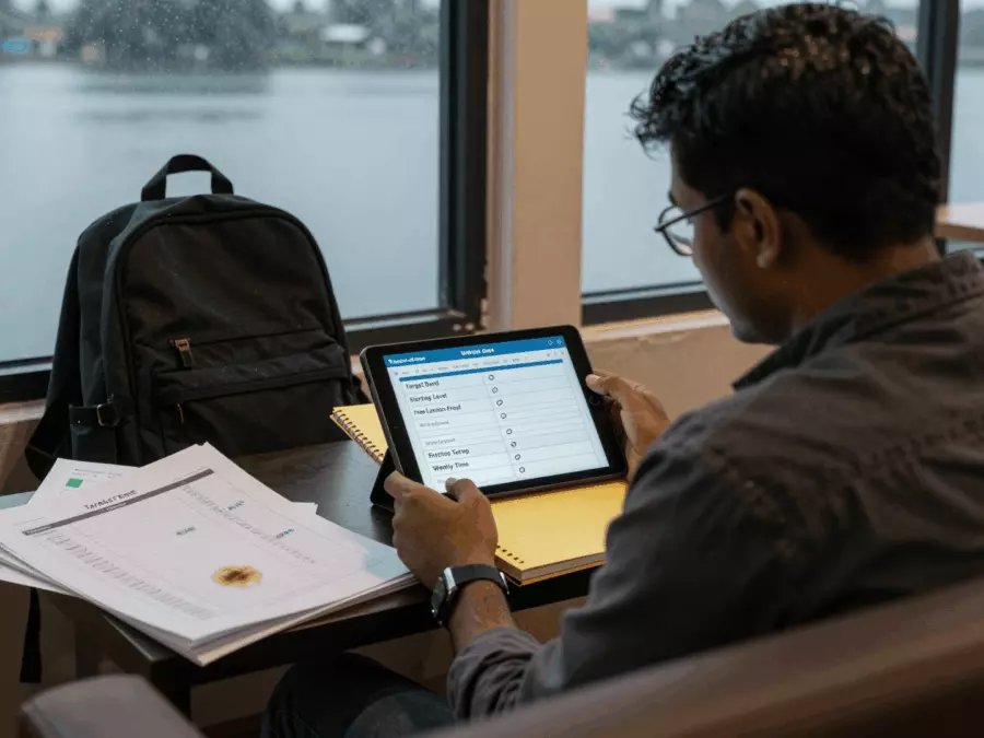 பணி குறிப்புகள் மற்றும் திருத்த மதிப்பெண்களுடன் IELTS எழுதும் பதில் திருத்தப்படுகிறது