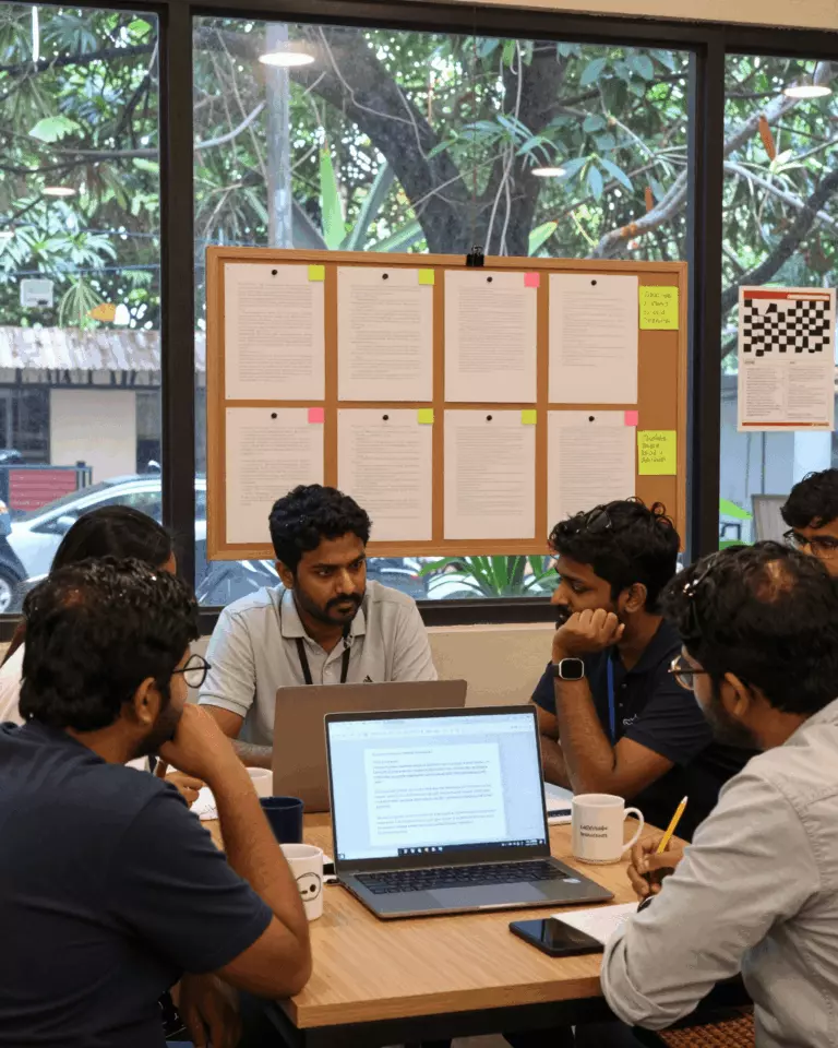 a Tamil woman in her late 20s preparing online for IELTS கட்டுரை சரிபார்ப்பு vs ஆசிரியர் கருத்து: எது உண்மையில் எழுதுவதை மேம்படுத்துகிறது?