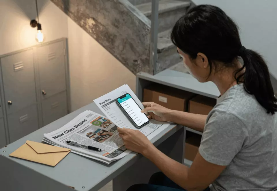 a Thai woman in her late 20s choosing the next IELTS prep step online
