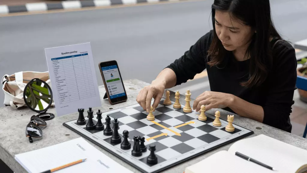 a Thai woman in her late 20s working through ตะวันออก
