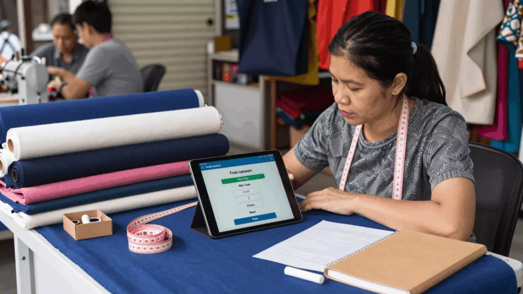 a Thai woman in her late 20s working through การศึกษา