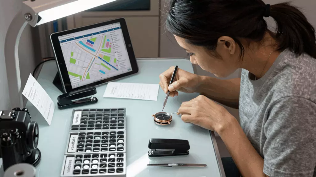 a Thai woman in her late 20s working through ตะวันออก