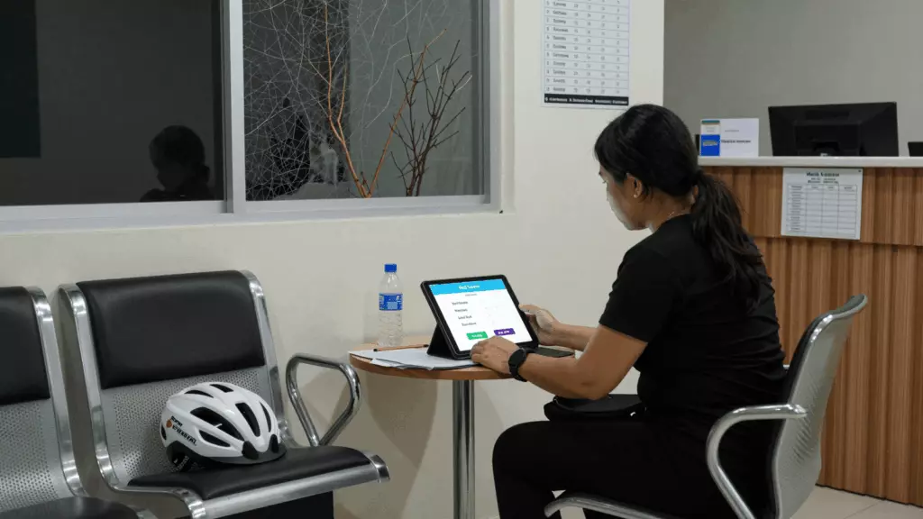 a Thai woman in her late 20s working through จำลอง