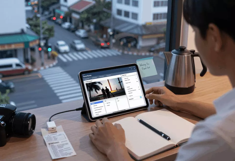 a Thai woman in her late 20s choosing the next IELTS prep step online
