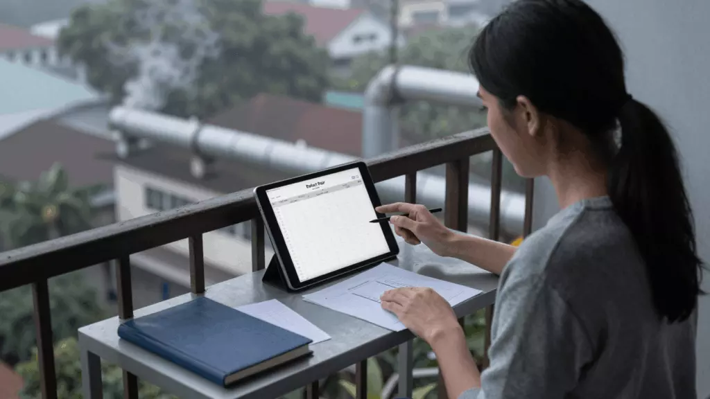 a Thai woman in her late 20s working through ทำให้เสถียร