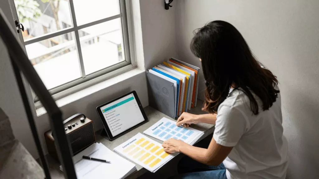 a Thai woman in her late 20s working through เลือก