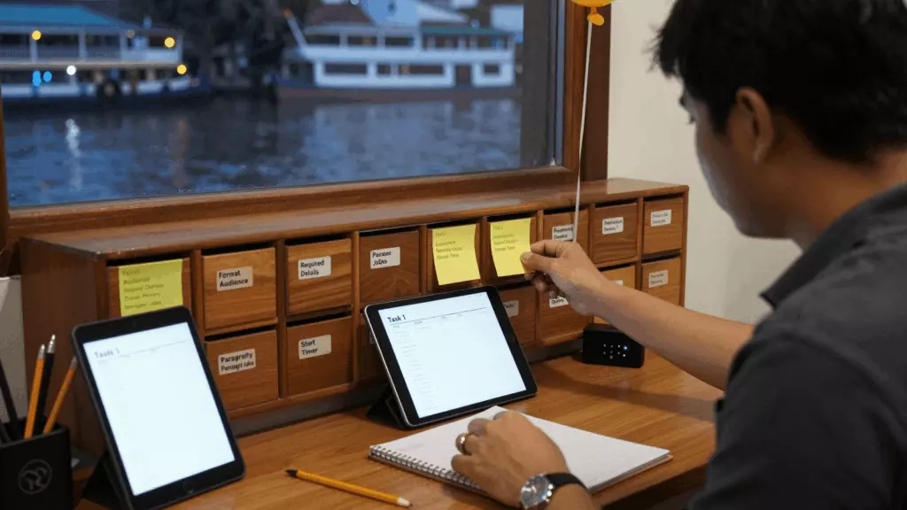 a Thai woman in her late 20s working through วางแผน
