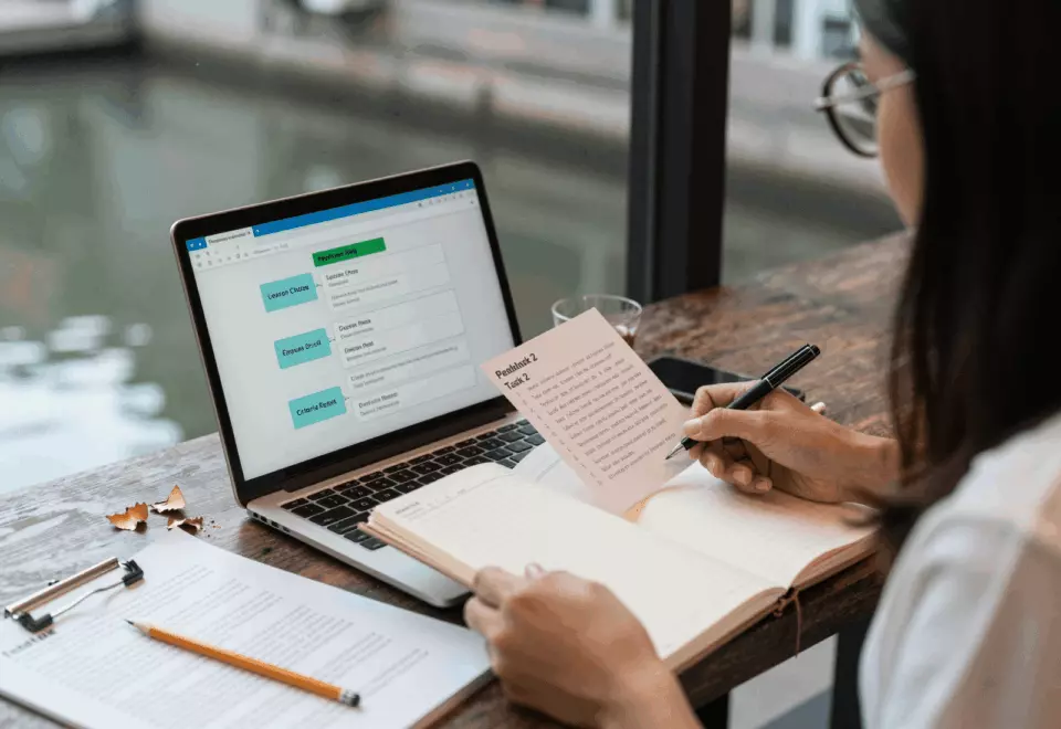 a Thai woman in her late 20s choosing the next IELTS prep step online