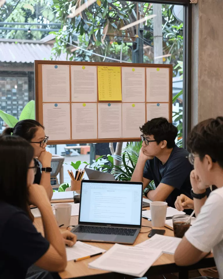 a Thai woman in her late 20s preparing online for เครื่องตรวจสอบเรียงความ IELTS กับผลตอบรับของครู: อะไรที่ช่วยปรับปรุงการเขียนได้จริง?