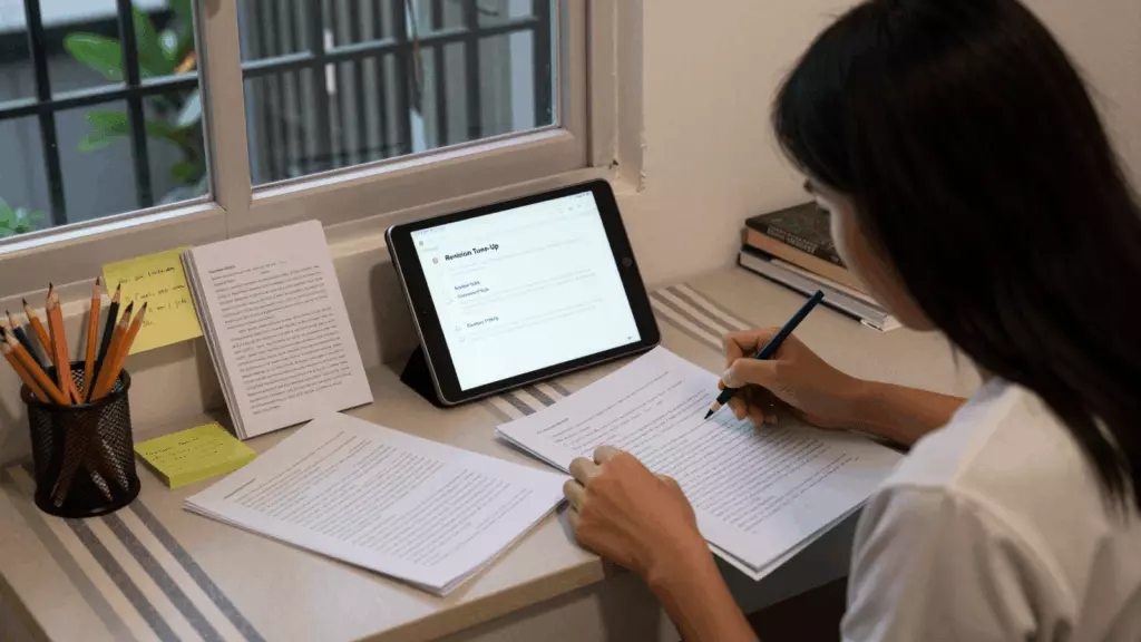 a Thai woman in her late 20s working through แก้ไข
